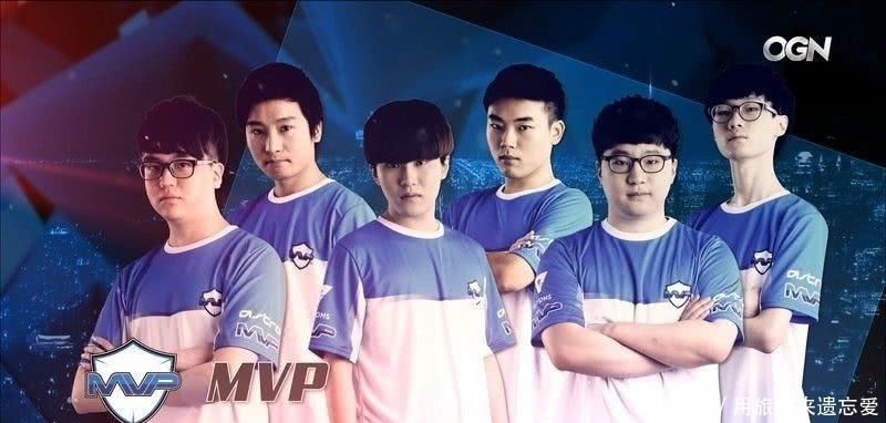 中笑容灿烂 中笑容灿烂