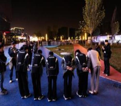 莱奥在左侧 莱奥在左侧